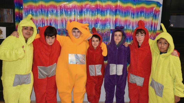 Ezetz asmatu nor naizen!